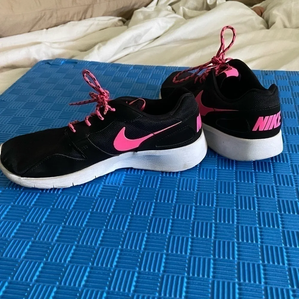 Nike Kaishi (GS) Athletic/ Running Shoes size 6.5Y/ Euro 39